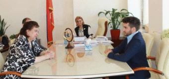 Рафи Бохосян с рода от 20 души в Ереван, които среща за първи път при посещението си в Армения