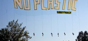 Активисти на Грийнпийс спуснаха 50-метров банер с надпис „NO PLASTIC“ от Аспаруховия мост