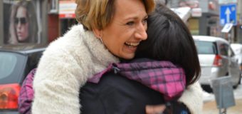 Ученици от ПГАВТ „А.С. Попов“ раздават прегръдки на софиянци по повод Международния ден на прегръдката