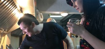 Жени и Тачо празнуват във винарска изба