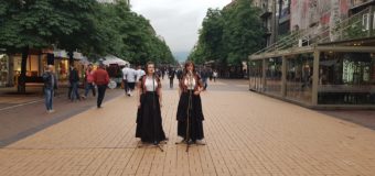Нина Николина и Таня Първанова огласиха София с народни песни