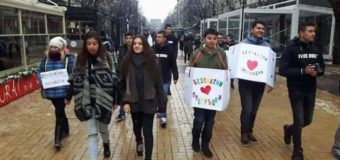 Ученици с топли прегръдки за софиянци по повод Международния ден на прегръдката