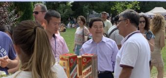 Новоназначеният китайски посланик Дун Сяодзюн опита екзотични коктейли, приготвени от български миксолози