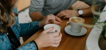 От обърнат ананас до дървени лъжици – кои са най-необичайните начини за запознанства по света