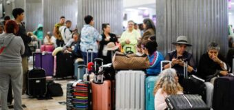 Стотици останаха с часове да чакат закъснели полети – хаос по летищата заради летния сезон и овърбукинг